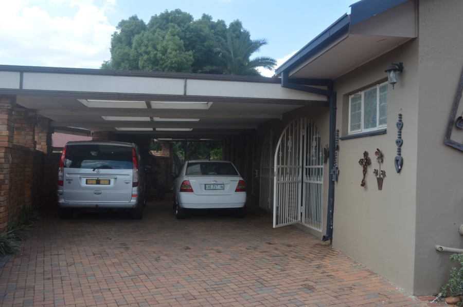 8 Bedroom Property for Sale in Flamwood North West